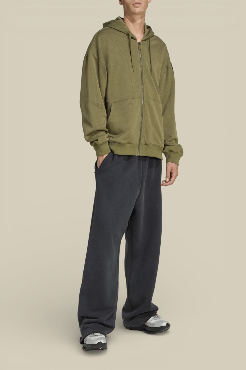 תמונת כל הלוק של מכנסי ג'וגר